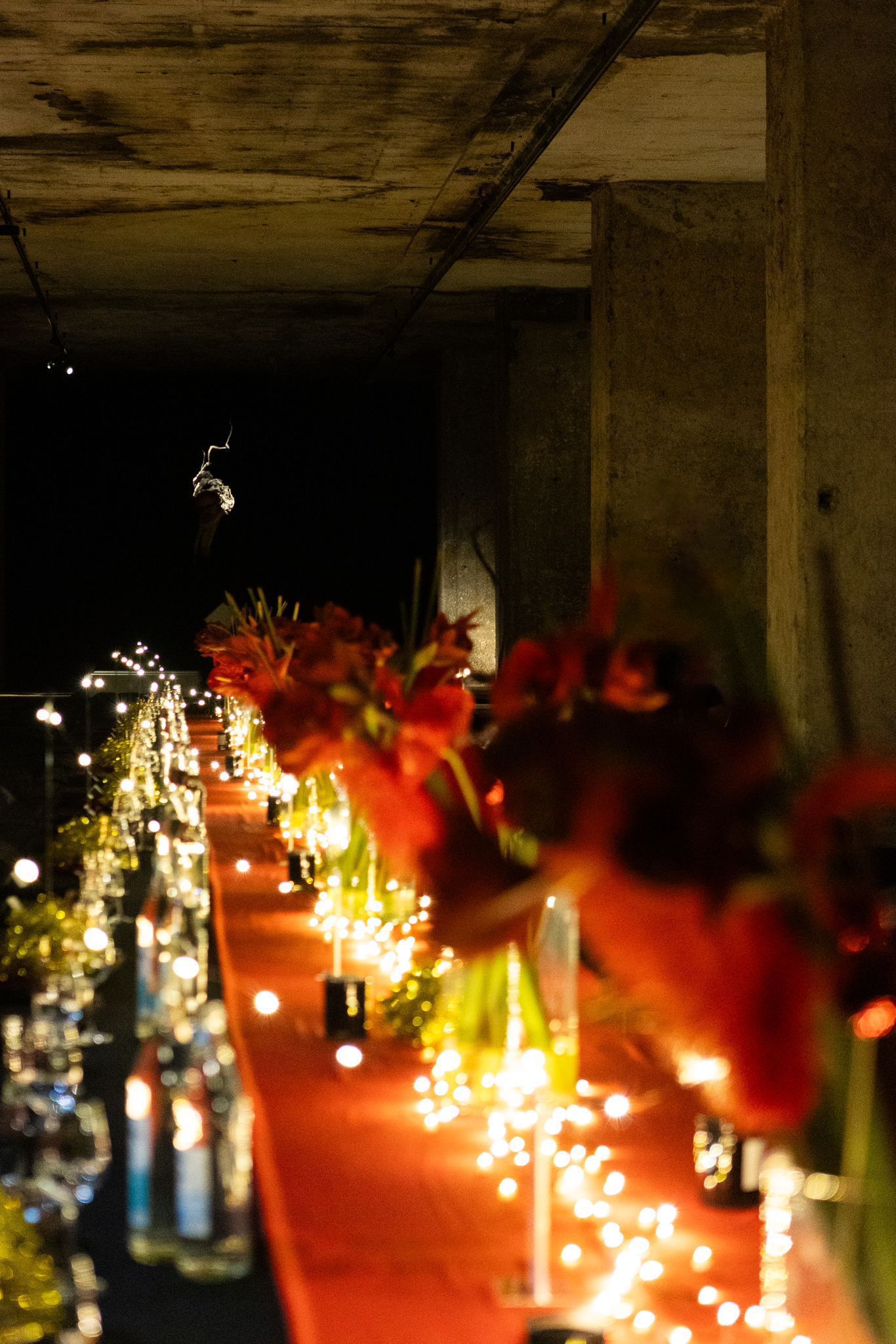 Gala-Dinner mit floraler Tafeldekoration bei Kerzenlicht